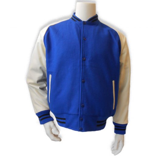Blauwe baseball jas met witte leren mouwen.